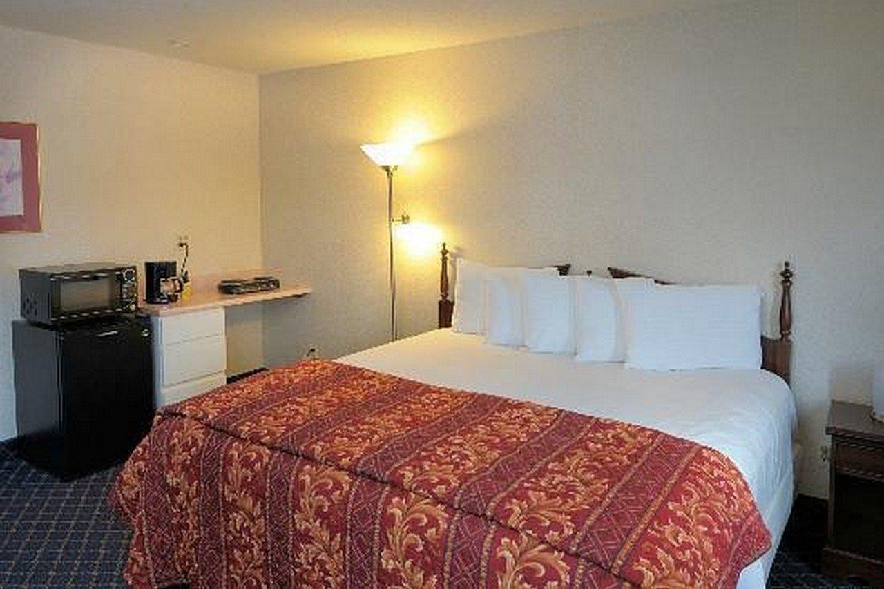 Regency Inn & Suites เวสต์สปริงฟิลด์ ภายนอก รูปภาพ