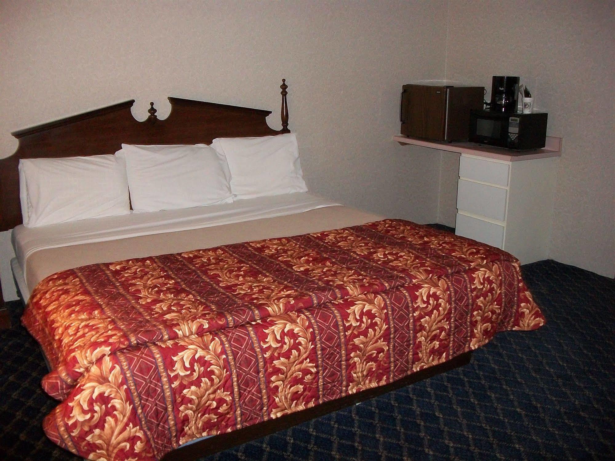 Regency Inn & Suites เวสต์สปริงฟิลด์ ภายนอก รูปภาพ